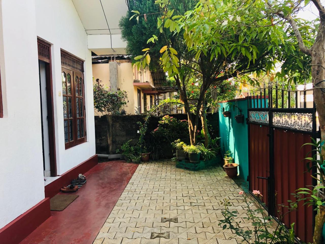 Hikkaduwa Backyard Beach Homestay Galle Exterior photo