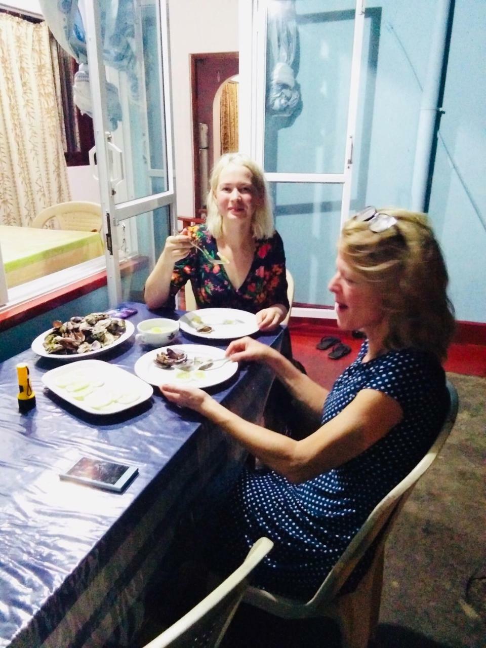 Hikkaduwa Backyard Beach Homestay Galle Exterior photo