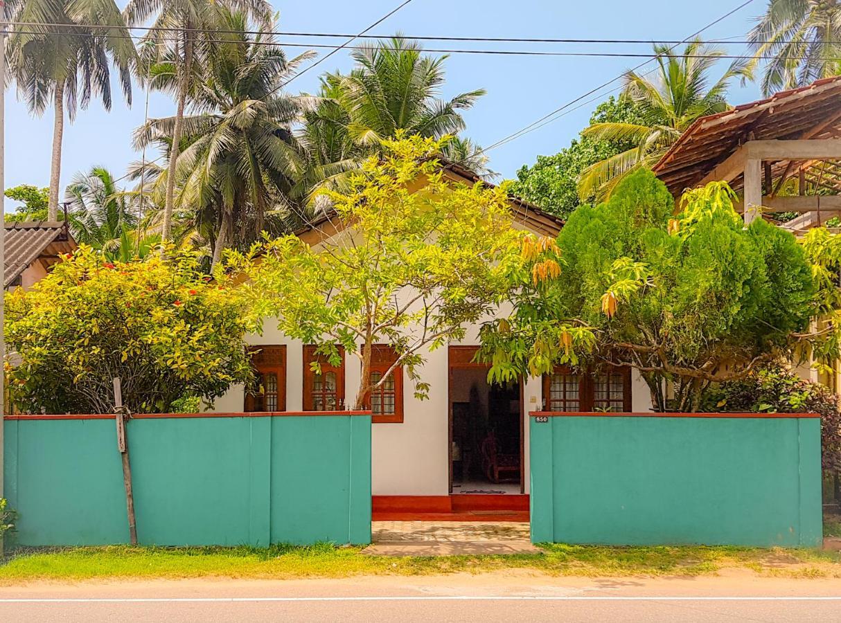 Hikkaduwa Backyard Beach Homestay Galle Exterior photo
