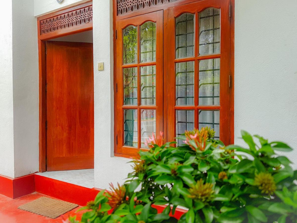 Hikkaduwa Backyard Beach Homestay Galle Exterior photo