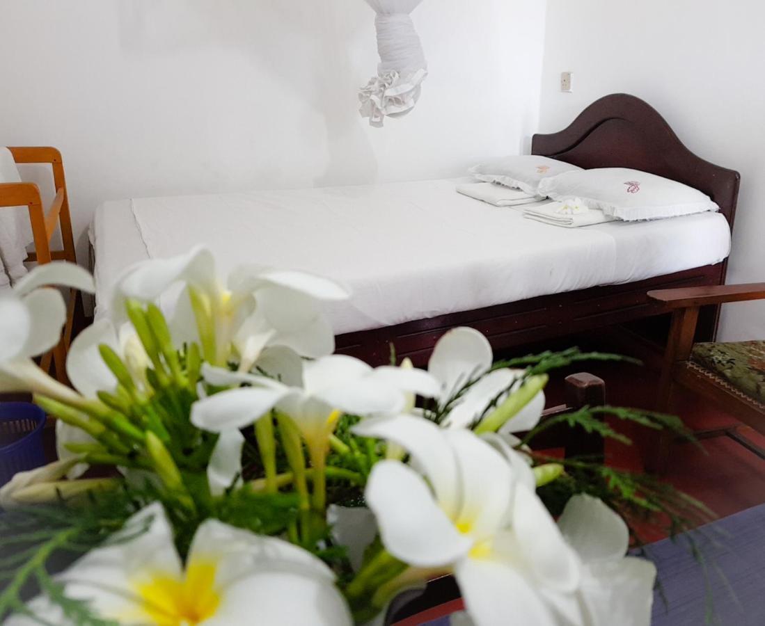 Hikkaduwa Backyard Beach Homestay Galle Exterior photo